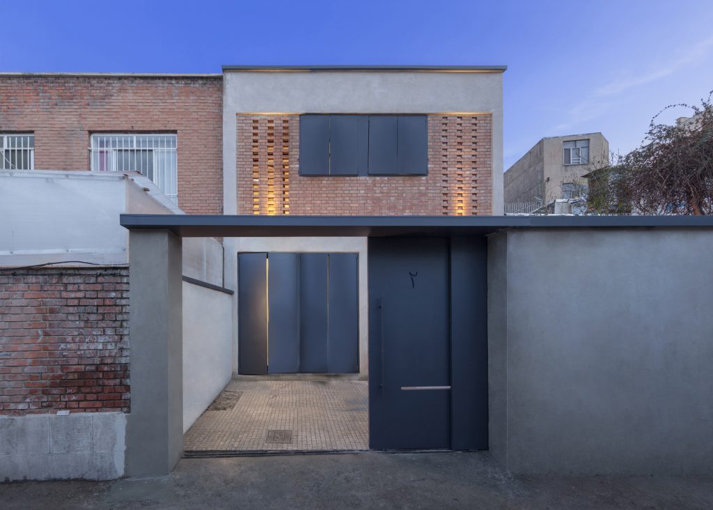 Khaneye Hayatdar: Restored Brick House in Tehran
