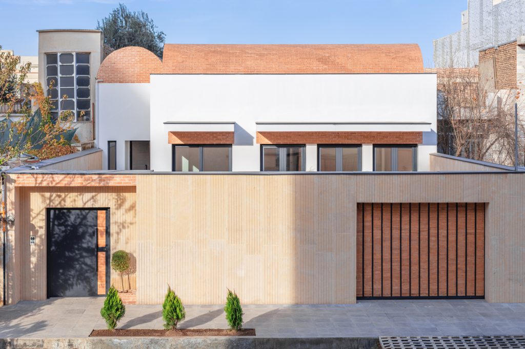 Vosagh House: Courtyard Home with Brick Vaults